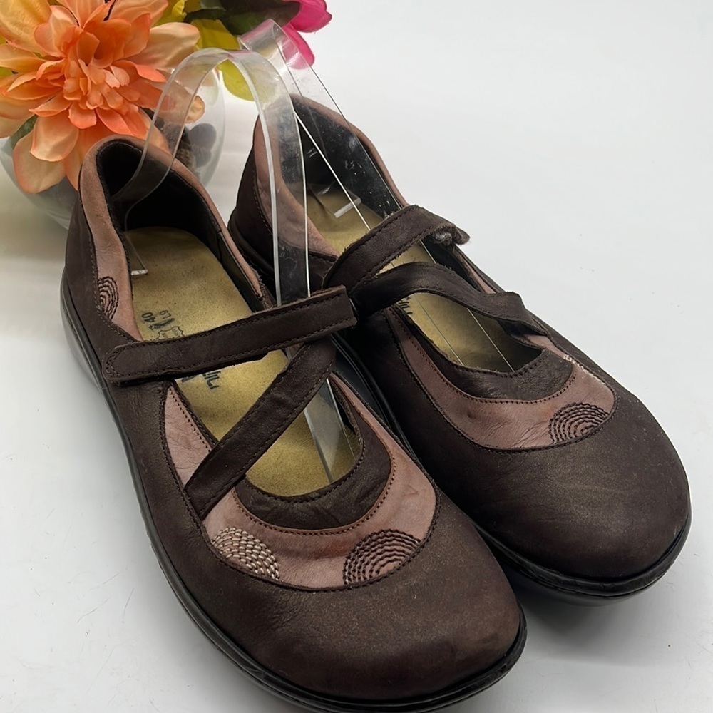 NAOT pink Brown Suede Maryjane with half circle embroidery Sz 40. MCL1014A
